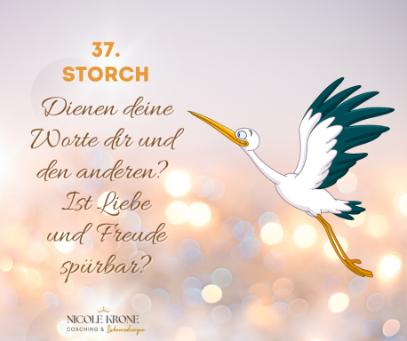 Ein Storch fliegt über einem verschwommenen, hellen Hintergrund mit einem inspirierenden Zitat.