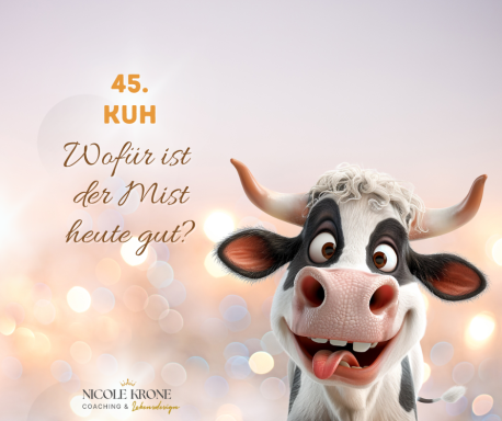 Lächelnde Kuh mit Text: „Wofür ist der Mist heute gut?“ auf unscharfem, hellem Hintergrund.
